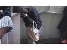 トイレ前行列中 うんこ漏らし女！ サンプル画像 2