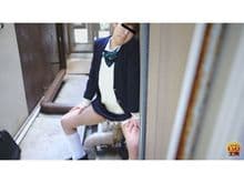 ビルの谷間 通行人の見たうんこ漏らし女学生！ サンプル画像 4