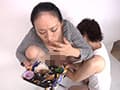 狂気！ご飯を食べながら脱糞する女 サンプル画像 4