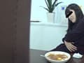 排泄物入り料理を試食させられる女 サンプル画像 4