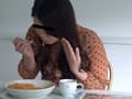 排泄物入り料理を試食させられる女 サンプル画像 6