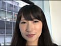 自撮り棒を持つ女 サンプル画像 1