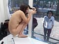 打ち合わせ無しの公開露出排泄 サンプル画像 2
