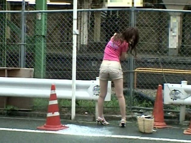 「ゲリラ羞恥検証 路上でいきなり浣腸してヤる」 サンプル画像 12