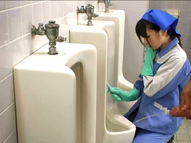 汚物や悪臭が充満する公衆便所で働く「美人過ぎる」トイレ清掃員は、清掃中にうっかり視界に入った放尿中のチ○ポを見た瞬間、ムラムラして仕事を忘れ求めてくる。 サンプル画像 16