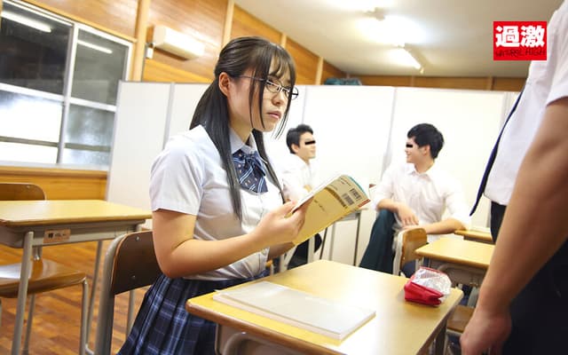 成績が下がった罰としてアナル好き塾講師に野外浣腸授業へ連れ出された気弱女子○生 サンプル画像 1