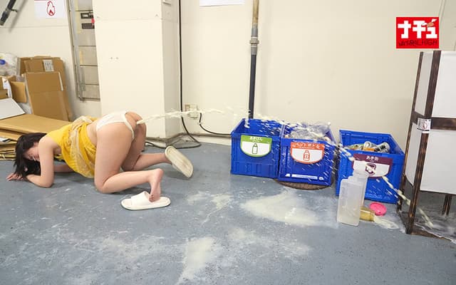 同じマンションに住む無防備な透けパン美尻女に浣腸をぶち込んだら我慢できず着衣噴射2 サンプル画像 7