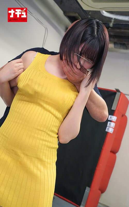 同じマンションに住む無防備な透けパン美尻女に浣腸をぶち込んだら我慢できず着衣噴射2 サンプル画像 4