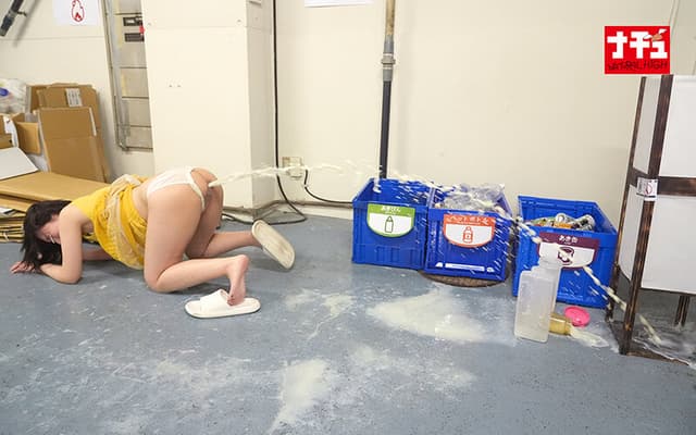 同じマンションに住む無防備な透けパン美尻女に浣腸をぶち込んだら我慢できず着衣噴射2 サンプル画像 7