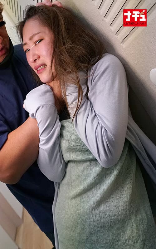 同じマンションに住む無防備な透けパン美尻女に浣腸をぶち込んだら我慢できず着衣噴射3 サンプル画像 11