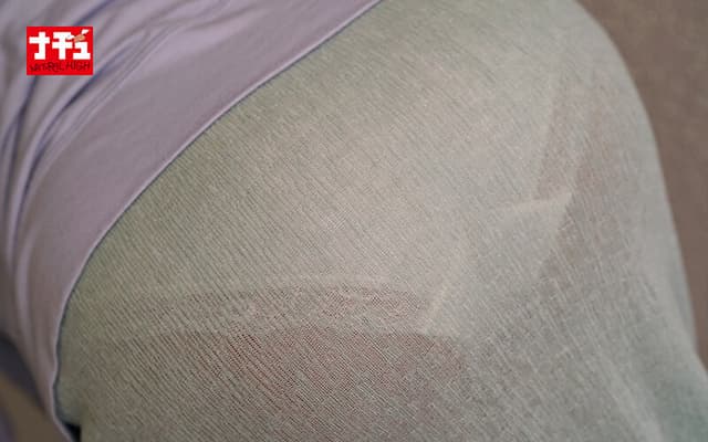 同じマンションに住む無防備な透けパン美尻女に浣腸をぶち込んだら我慢できず着衣噴射3 玄関前を掃除する色白女 サンプル画像 3