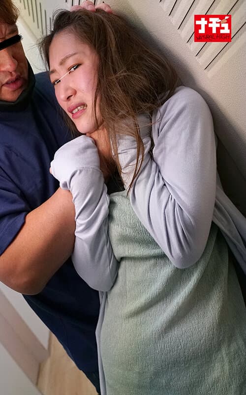 同じマンションに住む無防備な透けパン美尻女に浣腸をぶち込んだら我慢できず着衣噴射3 玄関前を掃除する色白女 サンプル画像 4