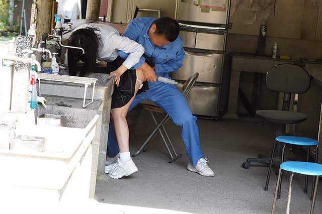媚薬浣腸でう○ちおもらし。 肛門から直吸収した媚薬が効きすぎて 発情しまくったひよこ女子をそのまま3穴●す サンプル画像 3