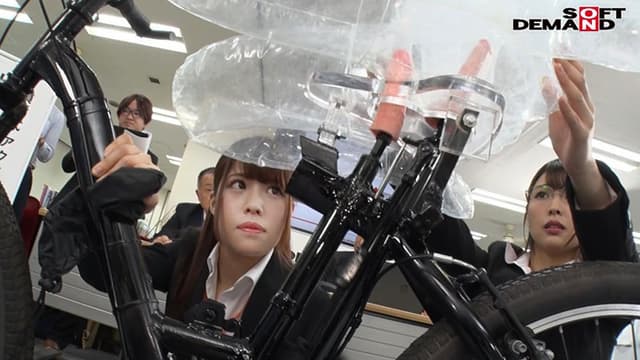 SOD女子社員 噴射式2穴交互挿入アクメ自転車がイクッ！ 新車発表会の実験台となりイキまくった、2名の女子社員 サンプル画像 14
