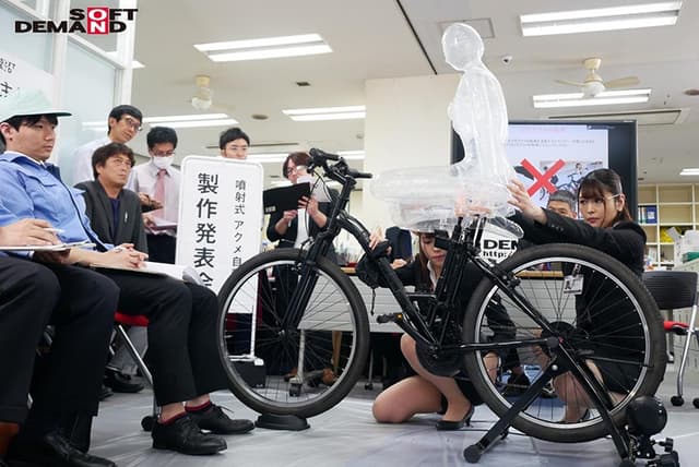 SOD女子社員 噴射式2穴交互挿入アクメ自転車がイクッ！ 新車発表会の実験台となりイキまくった、2名の女子社員 サンプル画像 2