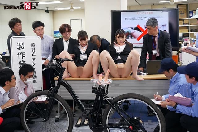 SOD女子社員 噴射式2穴交互挿入アクメ自転車がイクッ！ 新車発表会の実験台となりイキまくった、2名の女子社員 サンプル画像 3