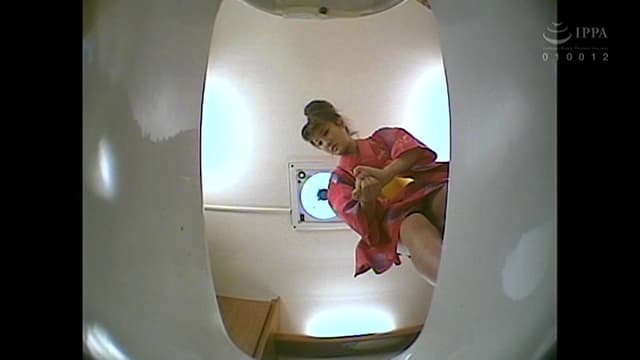 101人うんち 下から覗く和式便所 蠢く肛門から極太便…全編、真下からの排泄シーンのみ！ サンプル画像 14