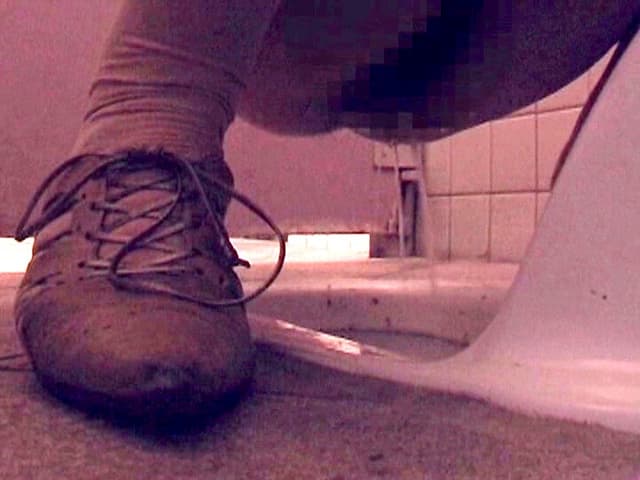 排泄まる見え！一本グソ！！ サンプル画像 2