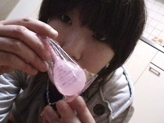 素人娘たちがお金欲しさに完全自画撮りでメリメリっと肛門を広げて浣腸を注入からのウンチ排泄！僕は投稿されたその映像を見てチ○ポがギンギンになり、思わず高価買取りしちゃいました！ サンプル画像 2