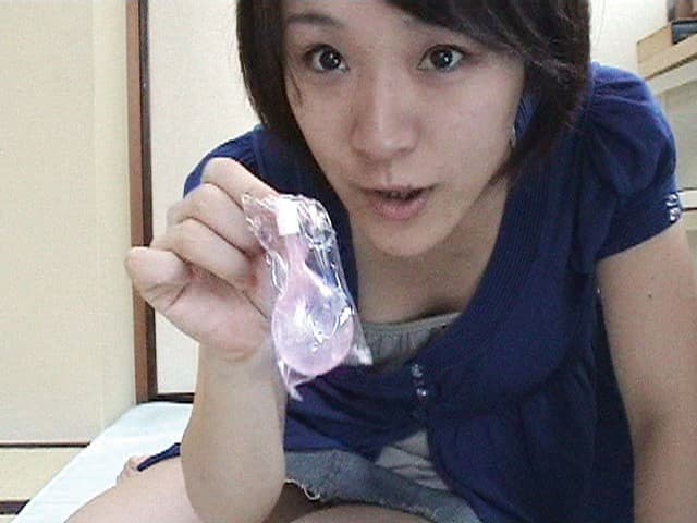 素人娘たちがお金欲しさに完全自画撮りでメリメリっと肛門を広げて浣腸を注入からのウンチ排泄！僕は投稿されたその映像を見てチ○ポがギンギンになり、思わず高価買取りしちゃいました！ サンプル画像 3