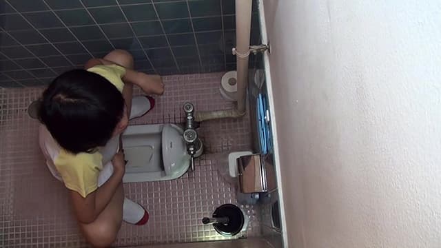 少女限定・局部アップ 第二体育館トイレうんこ盗撮 サンプル画像 12