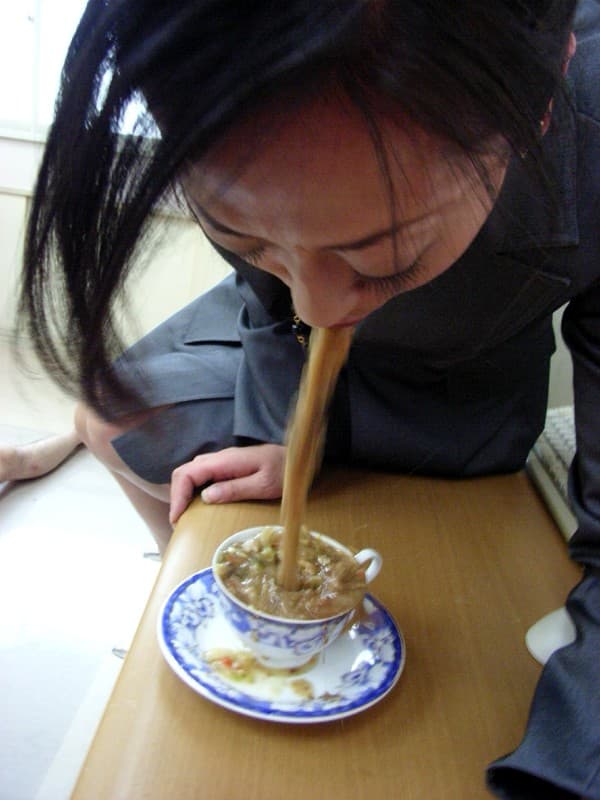 人間崩壊シリーズ06 ゲロスカ痴女 上原優 ～連痰飲み、顔面崩壊嘔吐、黄金ぶっ放し、ゲロ手コキ編～ サンプル画像 4
