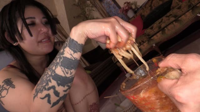 体内【聖物】崇拝～槐モナ女王様の胃と腸で生成された宝物をいただく便器奴●たち～ サンプル画像 17