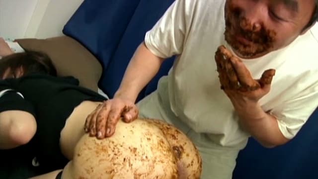 変態農家のオヤジに糞尿を喰われる人妻達 サンプル画像 12