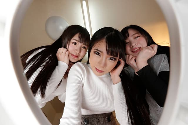 【VR】【VR高画質】M男を人間便器にして楽しむゲロスカ女子倶楽部 美らかのん サンプル画像 2