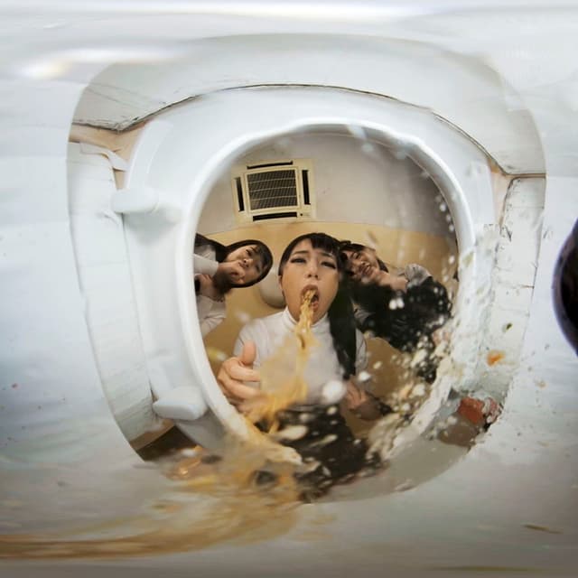 【VR】【VR高画質】M男を人間便器にして楽しむゲロスカ女子倶楽部 美らかのん サンプル画像 3