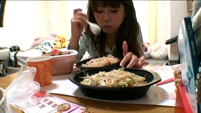 大食いガールのキュートな重量便 サンプル画像 3