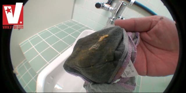 排便盗撮15名！脱糞中に盗撮カメラに気付いてウンコ漏らす女達！！ サンプル画像 10
