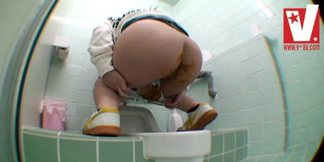 アナルモザ無し 脱糞盗撮30名神BEST 盗撮カメラに気付いてウンコ漏らす女達！脱糞中に悪戯されてウンコ漏らす女達！ サンプル画像 4